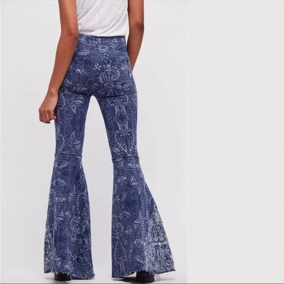 ❤️💜💙💛 FREE PEOPLE Blue Float On Flare Jeans Embroidered Paisley Jeans Size 28 - Picture 16 of 16